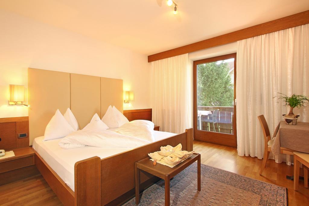 Hotel Garni Savoy Castelrotto Værelse billede